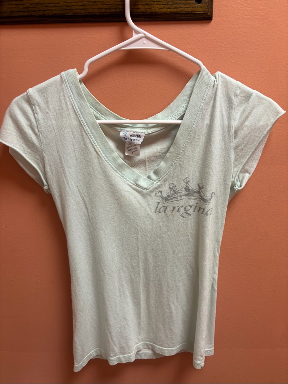 bella-chic Mint Green V-Neck Flip Tee-Shirt with La Regina “The Queen” Script - Picture 1 of 3